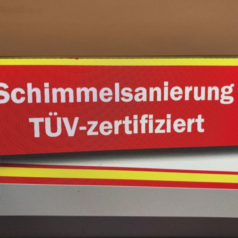 Schild mit der Aufschrift Schimmelsanierung TÜV-zertifiziert